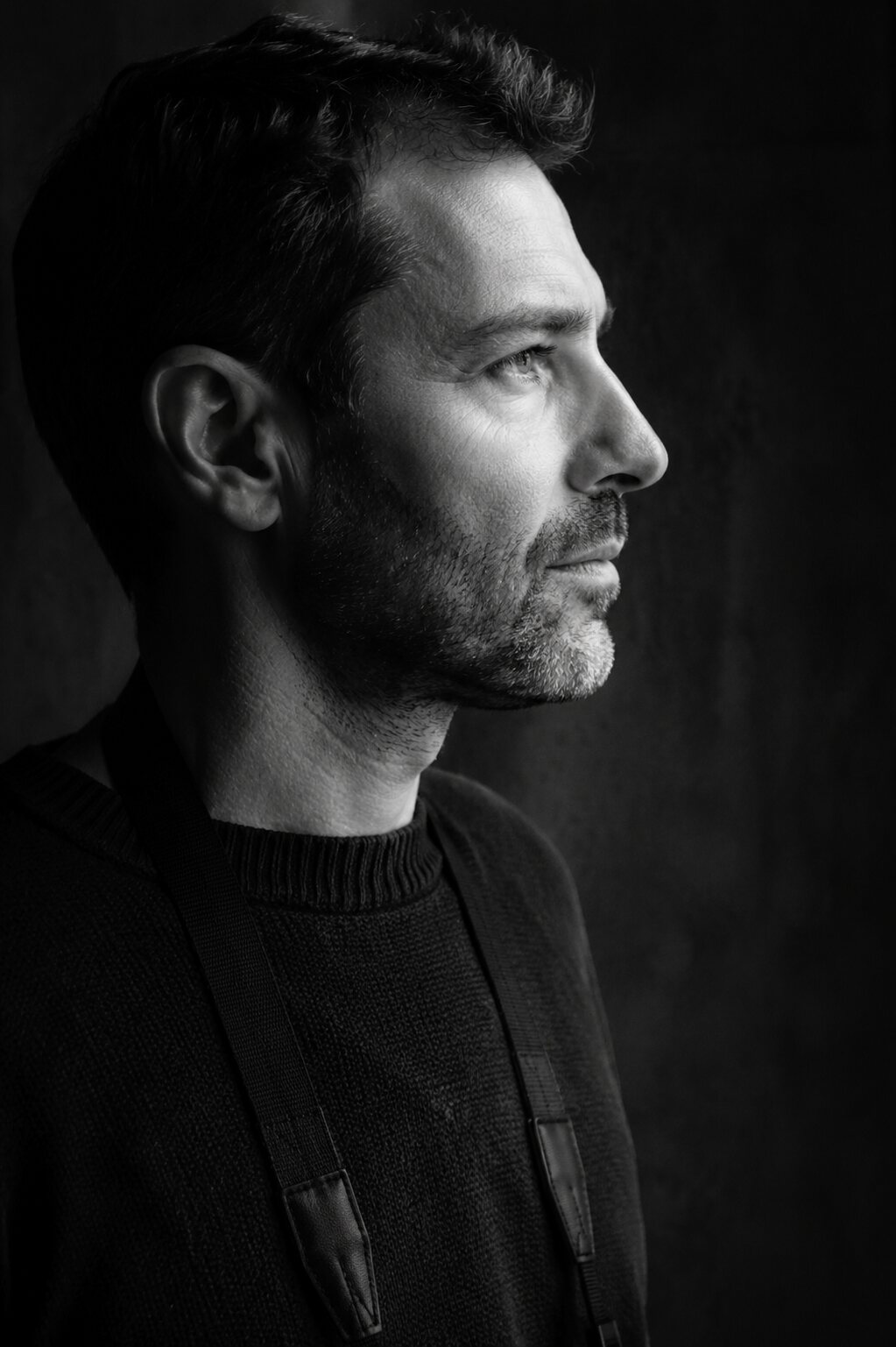 Černobílý profil fotografa v měkkém studiovém světle